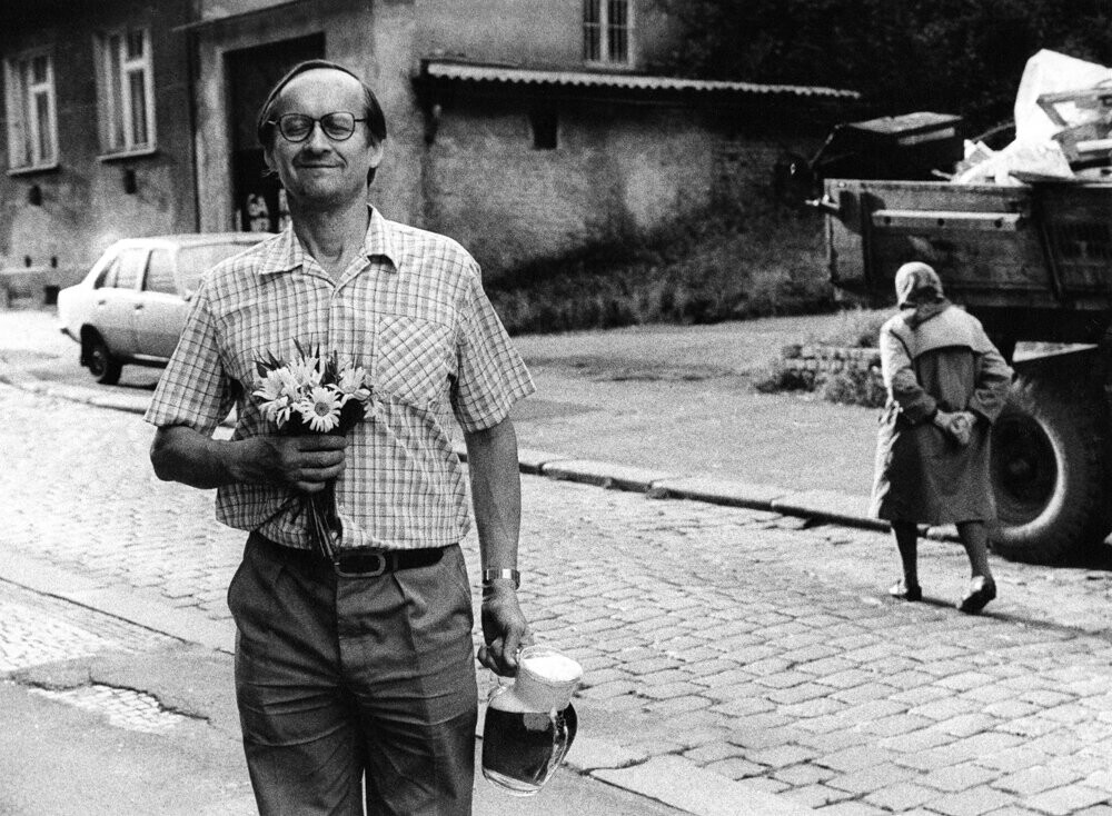 Человек с букетом, 1987. Фотограф Франтишек Досталь