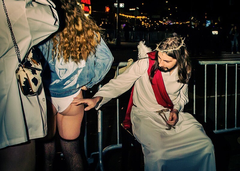 Любопытный Иисус. Хэллоуин в Гринвич-Виллидж. Фотограф Дина Литовски
