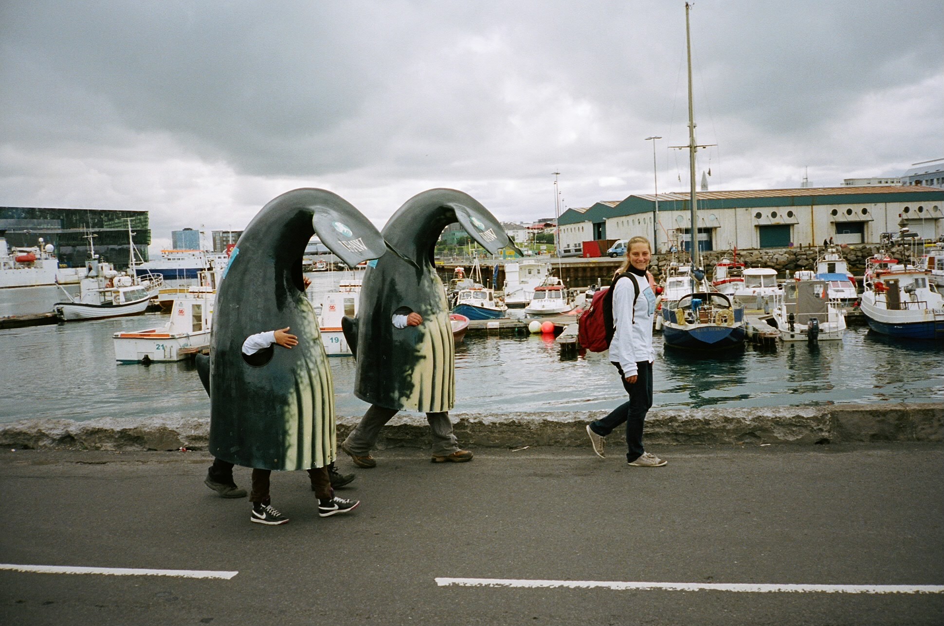 Гигантские китовые хвосты, следующие за девушкой. Фотограф Стивен Лесли