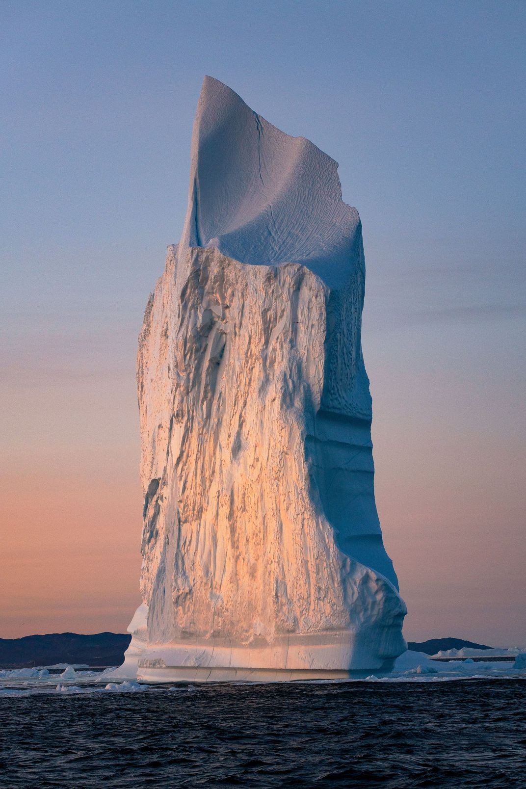Победитель в категории Путешествия, 2019. Айсберг в лучах заката, Гренландия. Автор Натнатча Чатурапитаморн