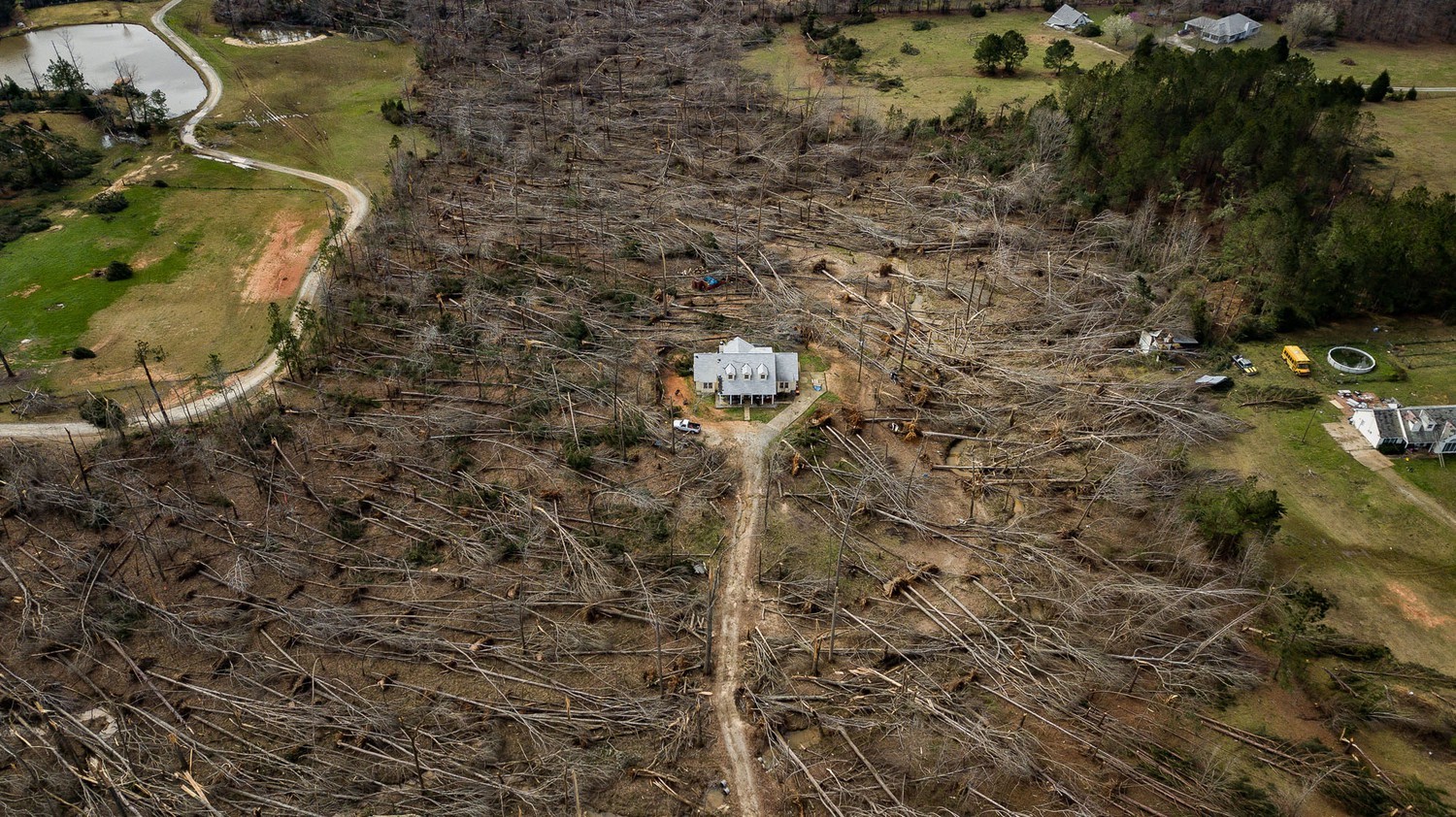 Финалист в категории Американский опыт, 2019. Дом среди упавших деревьев после торнадо в Джорджии. Автор Мэтт Гиллеспи