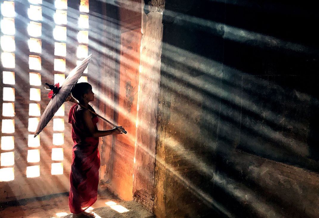 Финалист в категории Мобильная фотография, 2019. Послушник в лучах буддийского храма. Паган, Мьянма. Автор Пья Пхё Тет Паинг