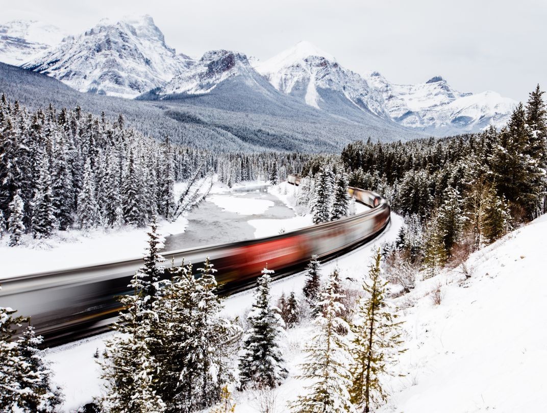 Финалист в категории «Путешествия», 2019. Поезд мчит через национальный парк Банф в канадских Скалистых горах. Автор Лори Купш