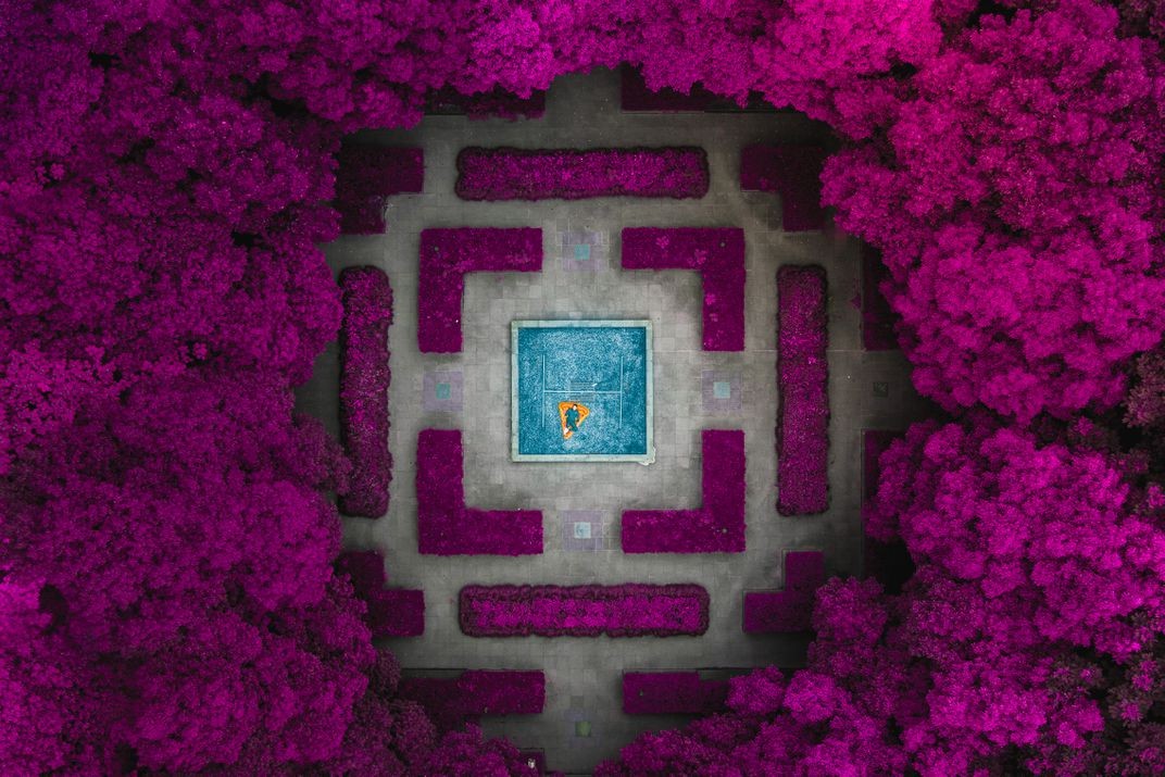 Финалист в категории Изменённые изображения, 2020. Фонтан в саду, который мы превратили в бассейн. Китай. Автор Виталий Головатюк