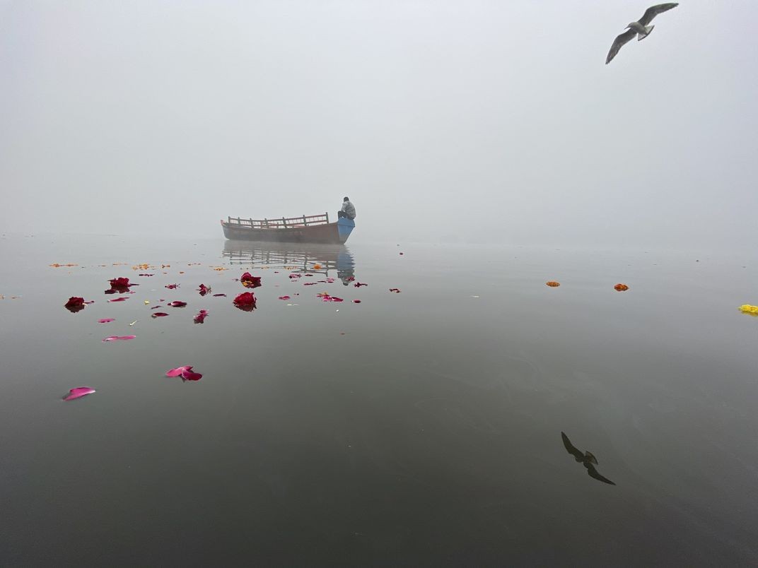 Финалист в категории Путешествия, 2020. Безмятежность. Лодочник туманным утром на реке Ямуна в священном городе Матхура, Индия. Автор Анкит Шарма