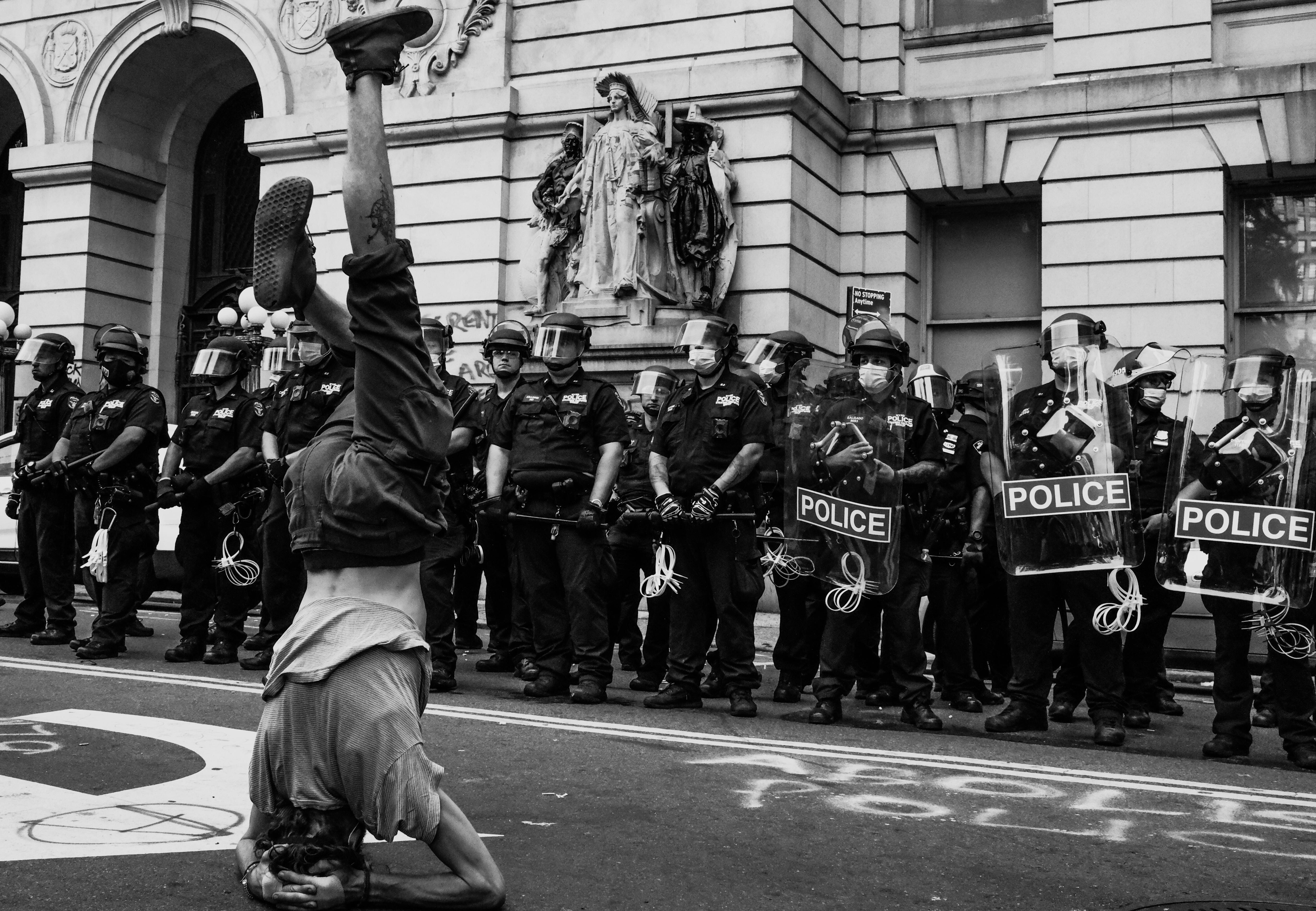 Финалист в категории Американский опыт, 2021. Стойка на руках. Демонстрант Black Lives Matter перед шеренгой полицейских в Нью-Йорке. Автор Клэй Бенскин