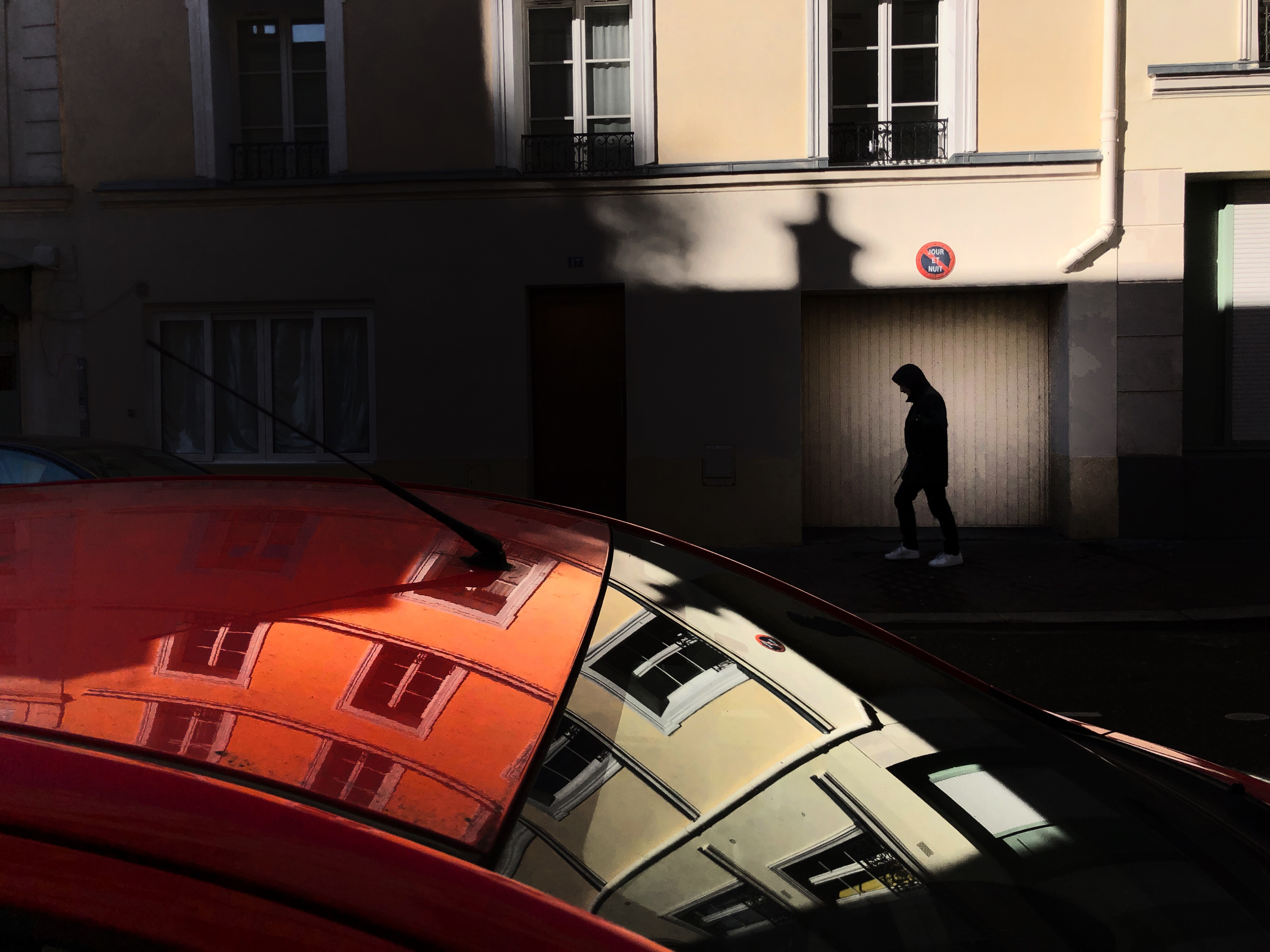 Финалист в категории Мобильная фотография, 2021. Один на улице в Париже, Франция. Автор Мишель Харуби