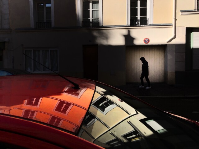 Финалист в категории «Мобильная фотография», 2021. Один на улице в Париже, Франция. Автор Мишель Харуби