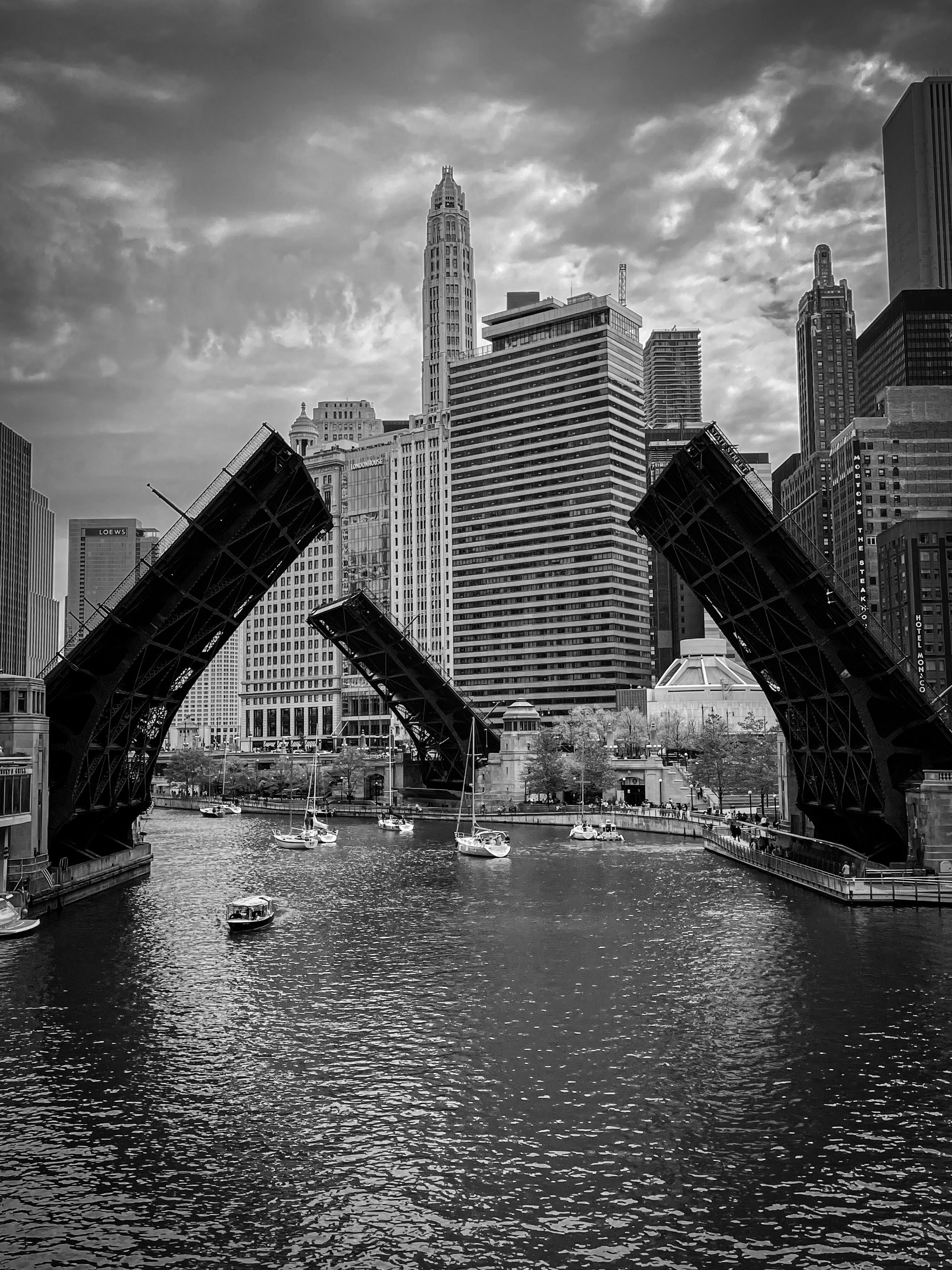 Финалист в категории Мобильная фотография, 2021. Город мостов. Чикаго, Иллинойс, США. Автор Лам Хоанг