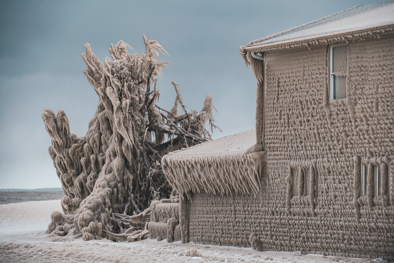 Дом, покрытый льдом, после сильного шторма на озере Эри. Автор  Гаррет Сури