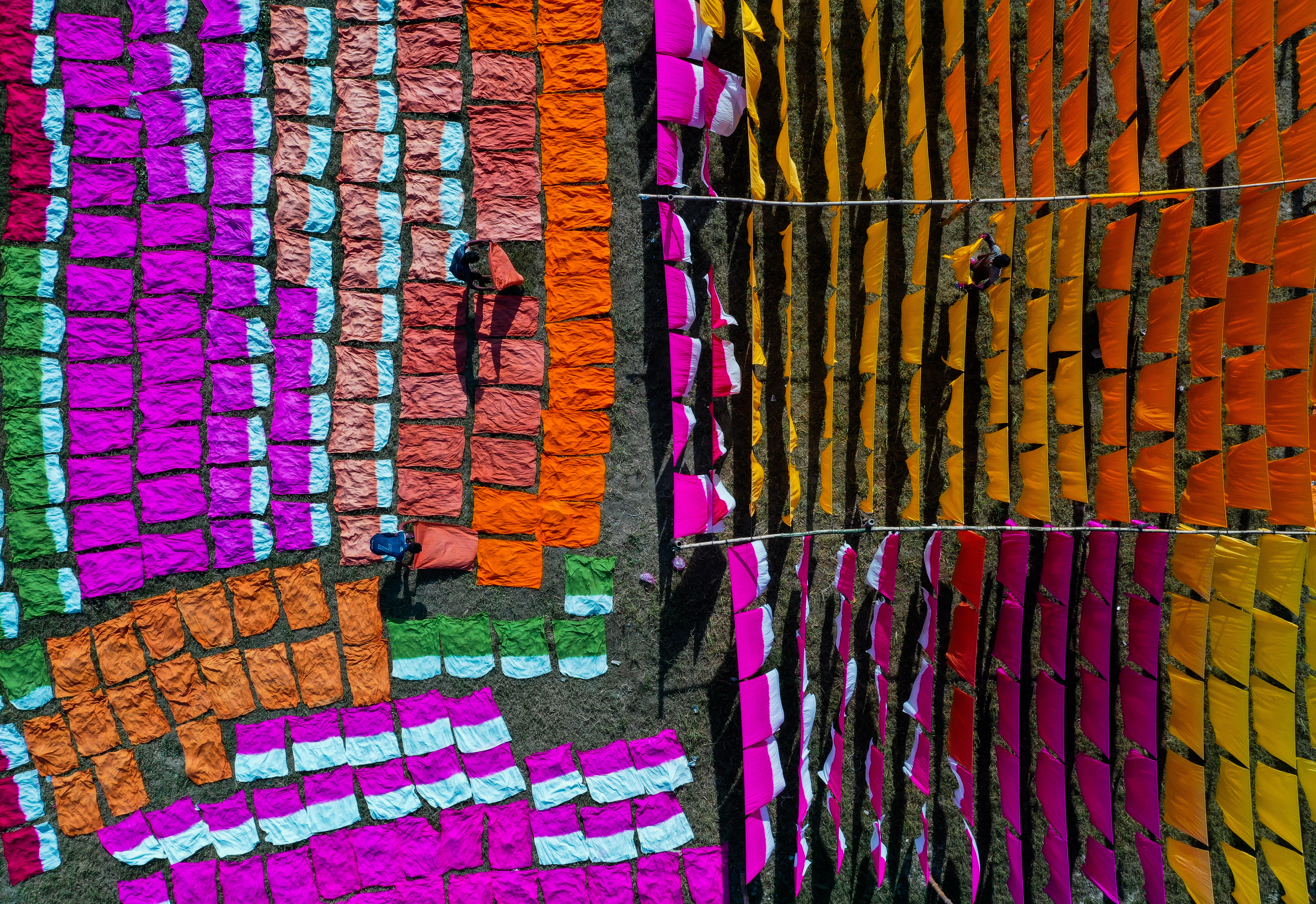 Финалист в категории Путешествия, 2021. Сушка окрашенной ткани. Дакка, Бангладеш. Автор Султан Ахмед Нилой