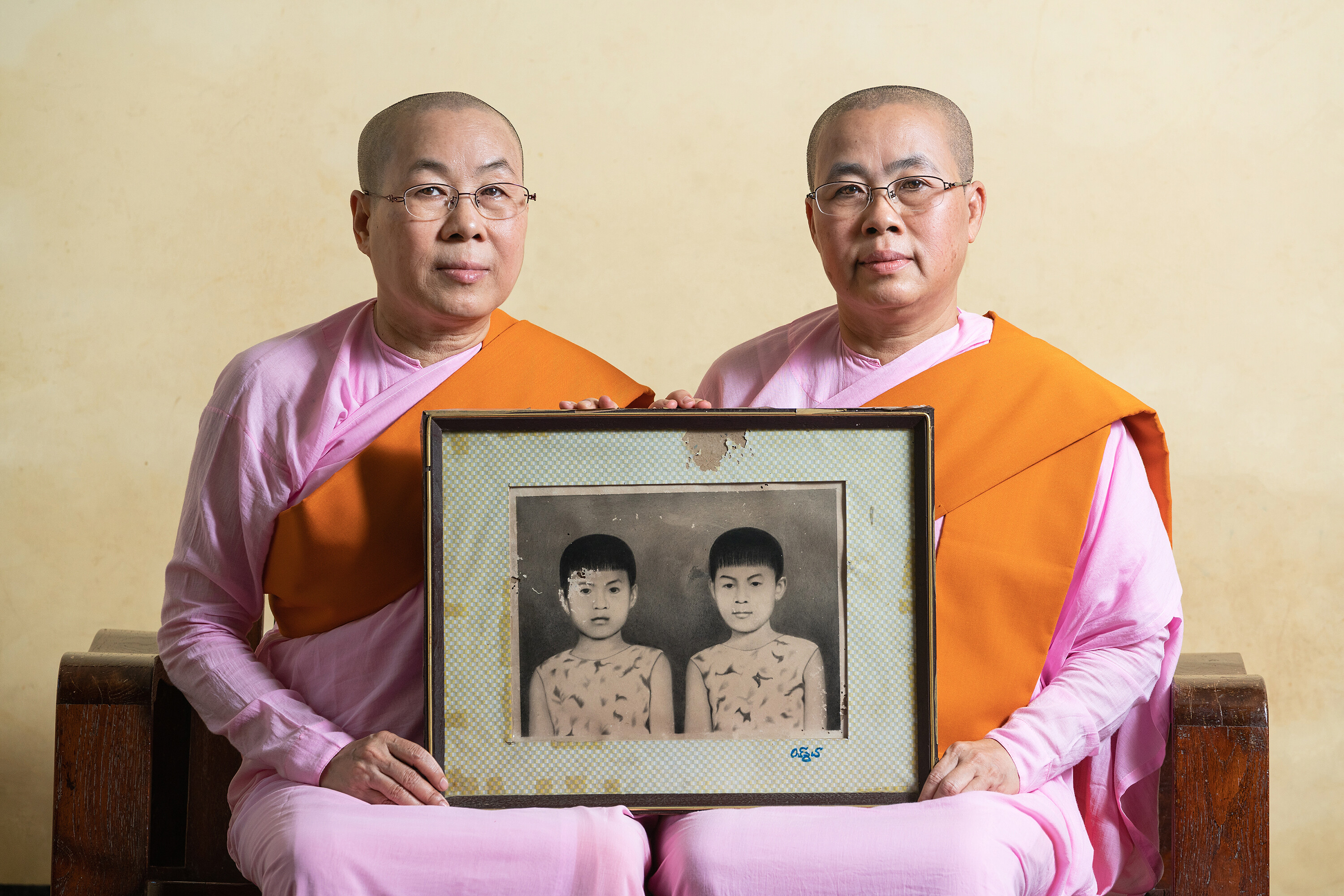Финалист в категории Люди, 2021. Сёстры-близнецы в буддийском монастыре в Мьянме. Автор Све Тун