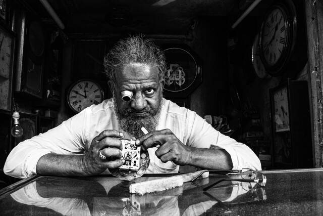Финалист в категории «Люди», 2021. Часовой мастер в семейном магазине в Индии. Автор Sumyadeep Kundu