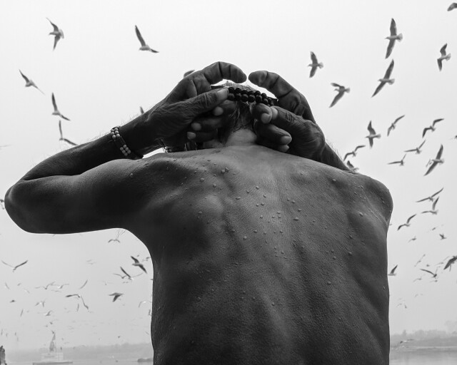 Победитель в категории «Мобильная фотография», 2021. Мужчина совершает утренние ритуалы в Нью-Дели, Индия. Автор Сунил Чоудхари