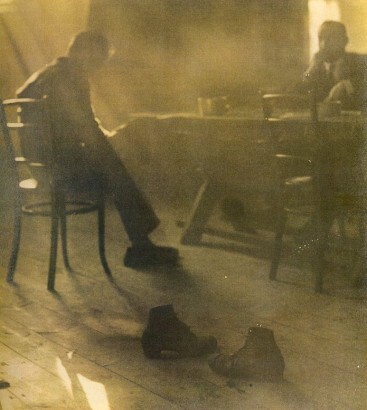 Из комнаты для инвалидов, 1922-27 год. Фотограф Йозеф Судек