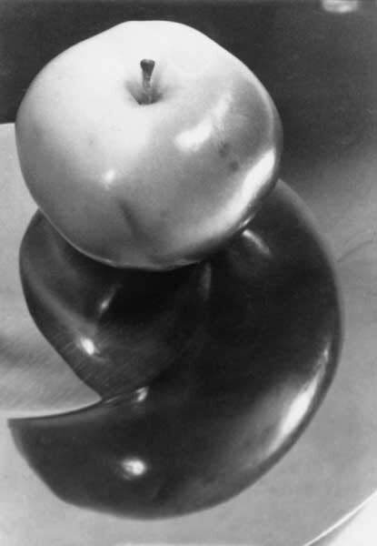 Яблоко на блюде, 1932 год. Фотограф Йозеф Судек