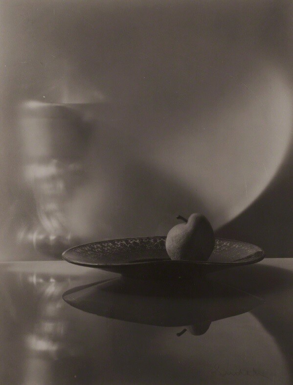 Без названия (груша на кривой тарелке), 1950-1954 год. Фотограф Йозеф Судек
