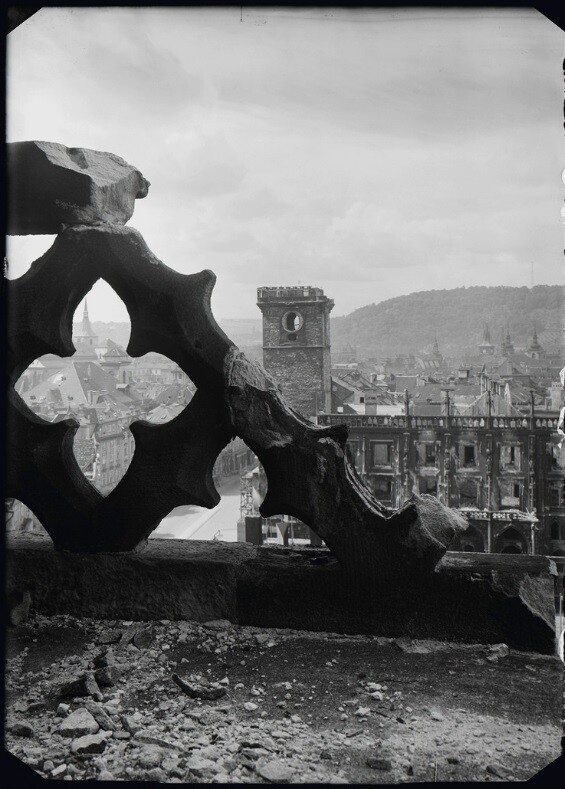 Со смотровой площадки башни Тын на старую ратушу, разрушенную во время боевых действий 5 мая 1945 года. Фотограф Йозеф Судек
