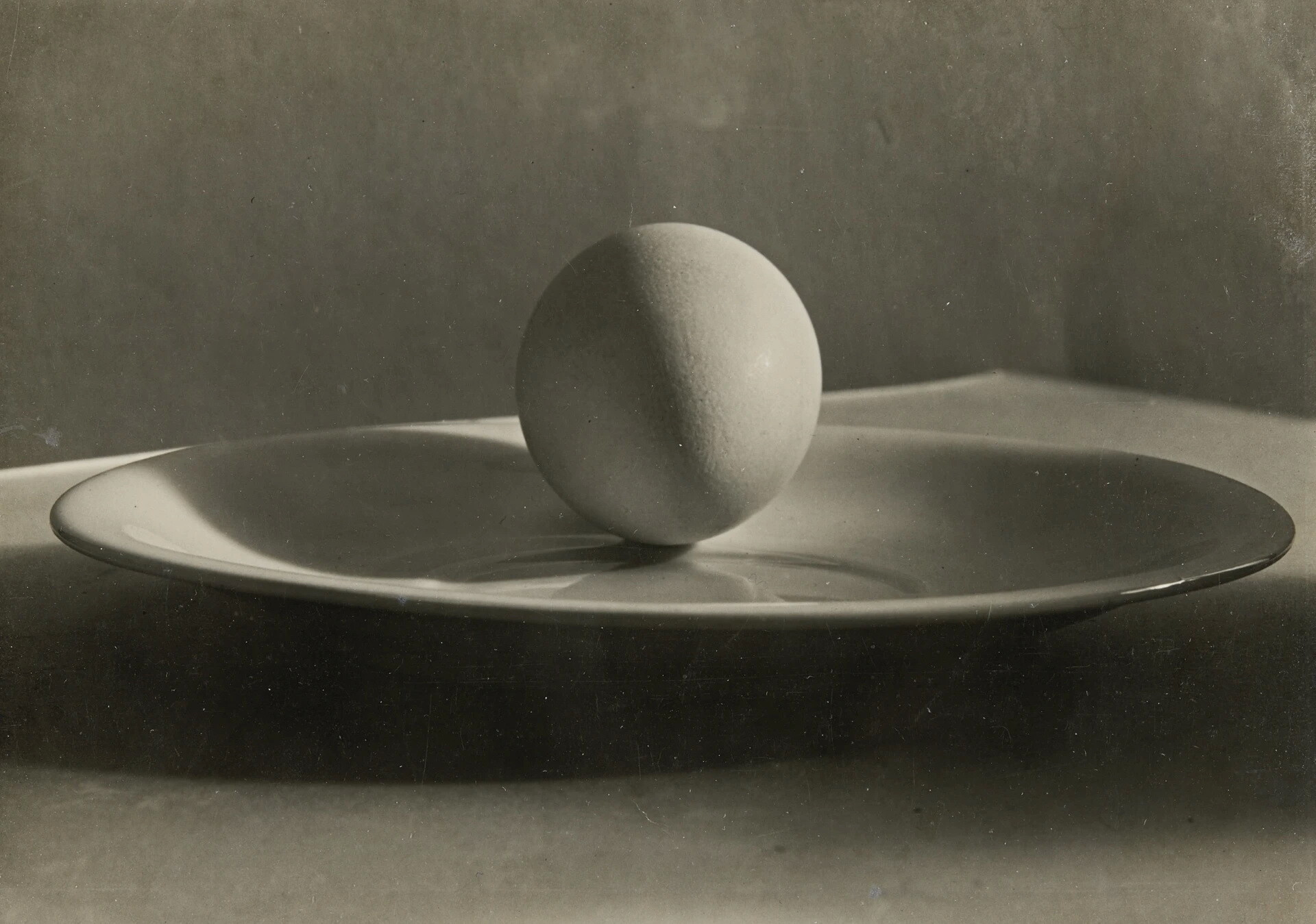 Яйцо на тарелке, 1955 год. Фотограф Йозеф Судек