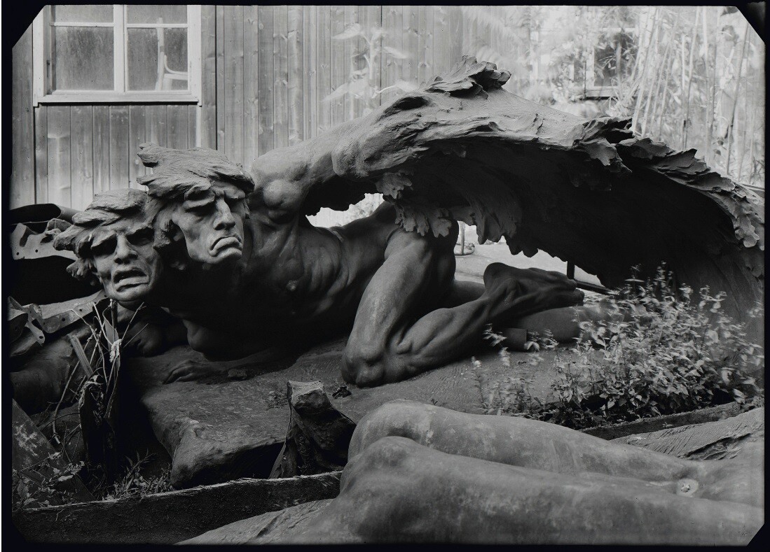 У памятника Франтишка Палацкого, 1945 год. Фотограф Йозеф Судек