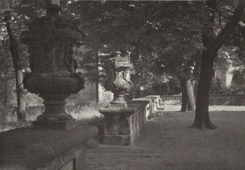 Декоративные урны в Королевском саду, 1942-1952 год. Фотограф Йозеф Судек