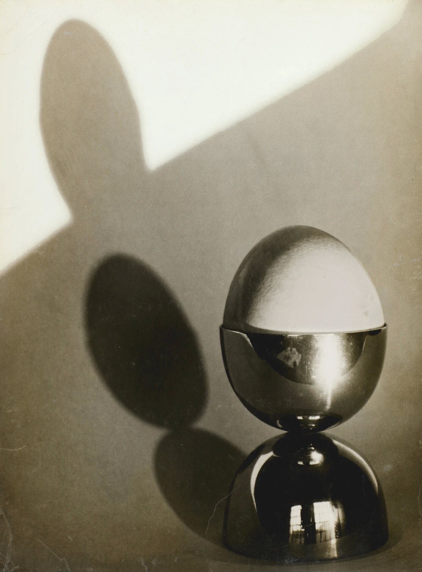Яйцо в подставке, 1936 год. Фотограф Йозеф Судек