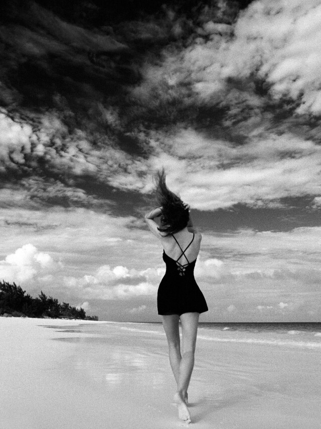 Синди Кроуфорд на пляже. Фотограф Марко Главиано