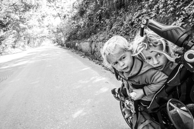 2-е место в категории «Путешествия», серия, 2021. 2 брата на велосипеде в семейной поездке из Франции до Таиланда. Автор Винсент Треусье