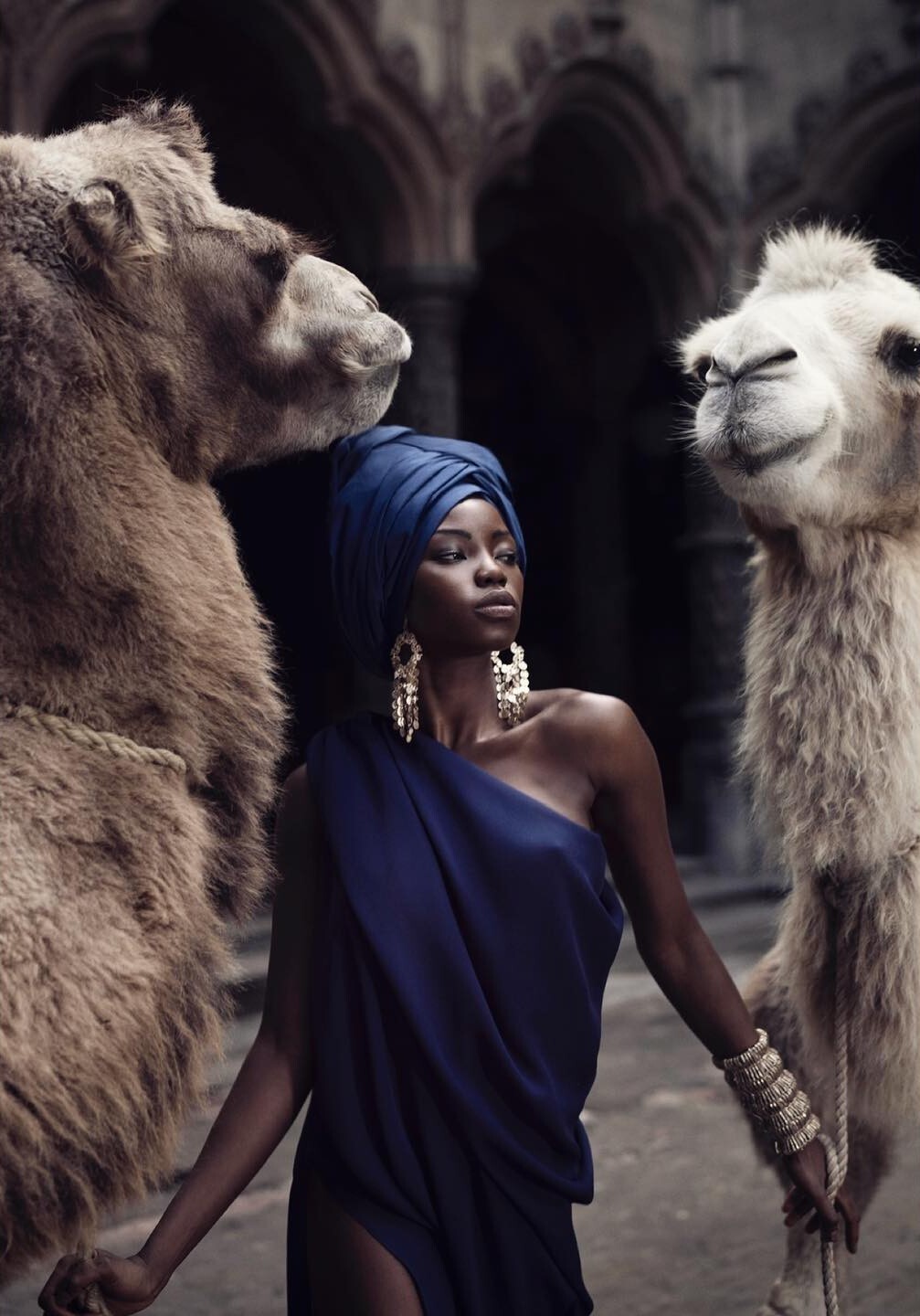 Модель с двумя верблюдами. Фотограф Марк Лагранж