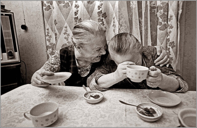Бабки о дедах. Фотограф Владимир Ролов