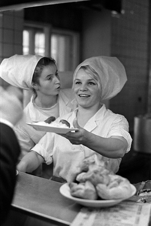 Приятного аппетита, 1969. Фотографы Нина Свиридова, Дмитрий Воздвиженский