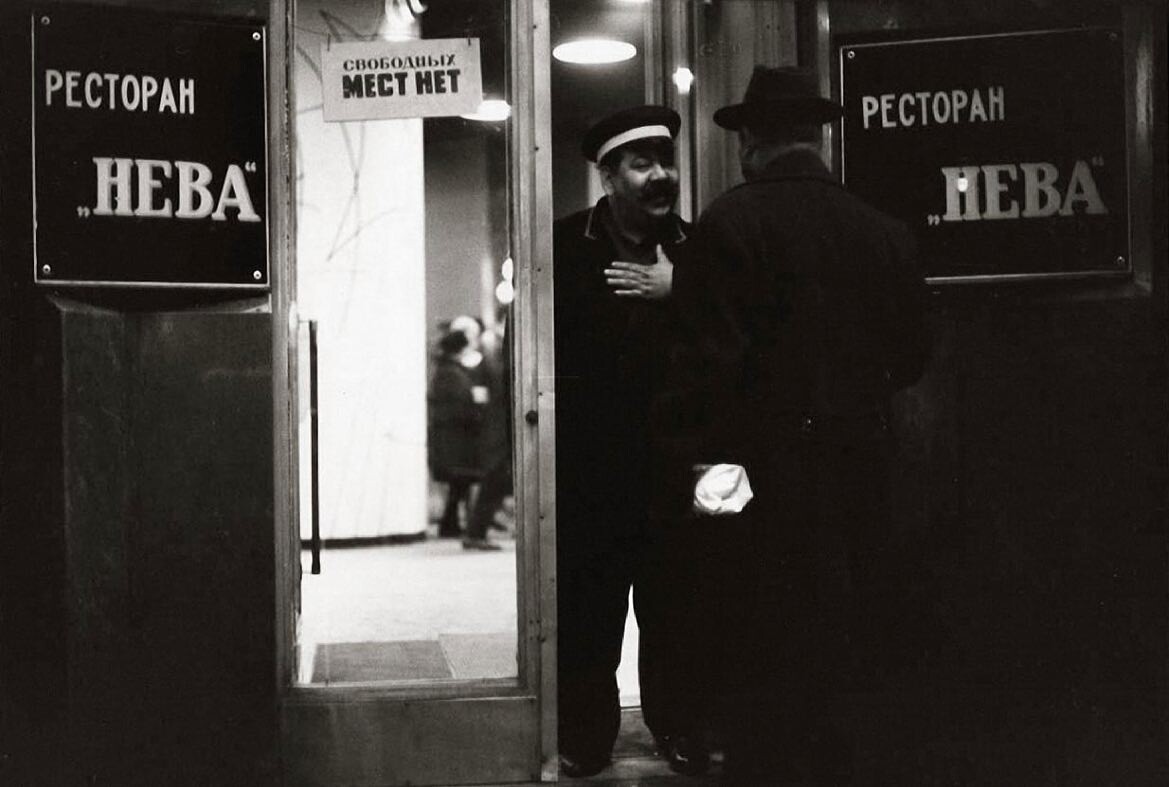 Придверник в ресторане Нева, Ленинград, 1960-е. Фотограф Всеволод Тарасевич