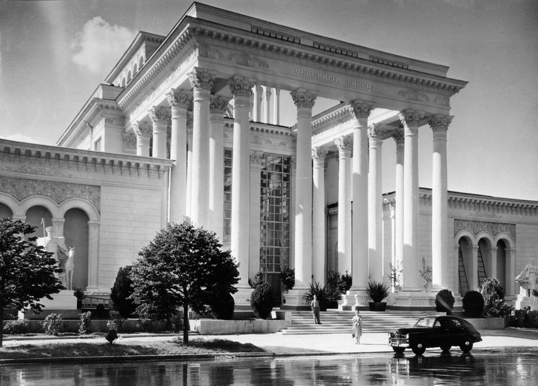 ВСХВ. Павильон Северный Кавказ, 1950-е. Фотограф Наум Грановский