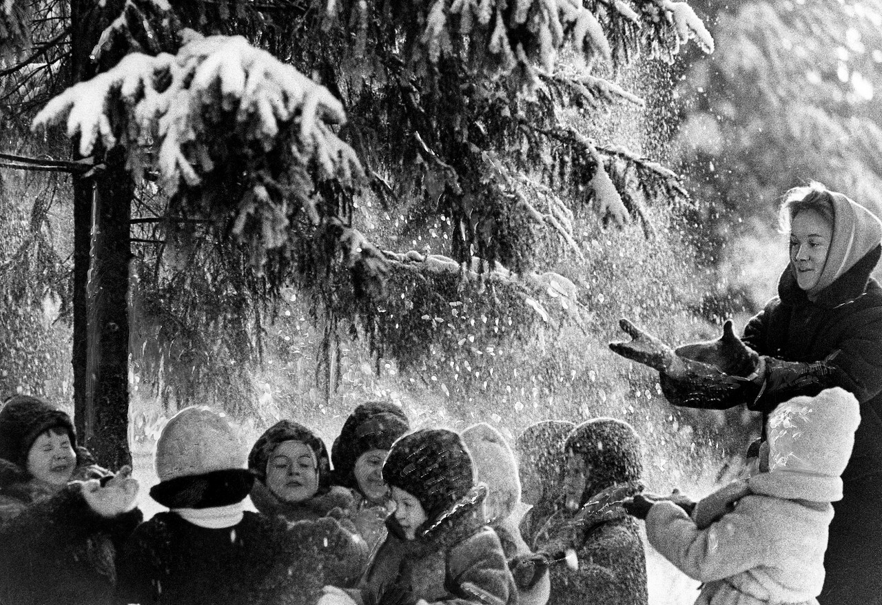 Снежный душ, 1960. Фотограф Лев Бородулин