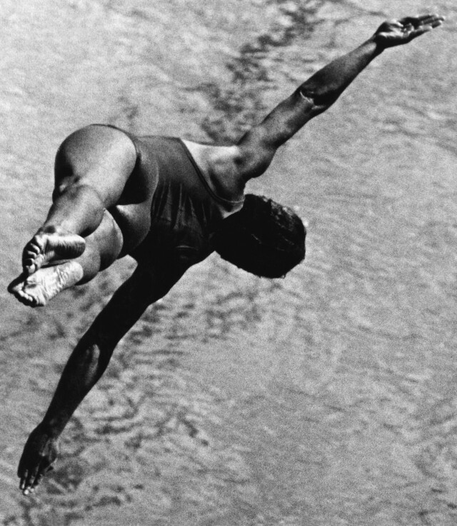 Прыжок с вышки. Москва, 1960. Фотограф Лев Бородулин