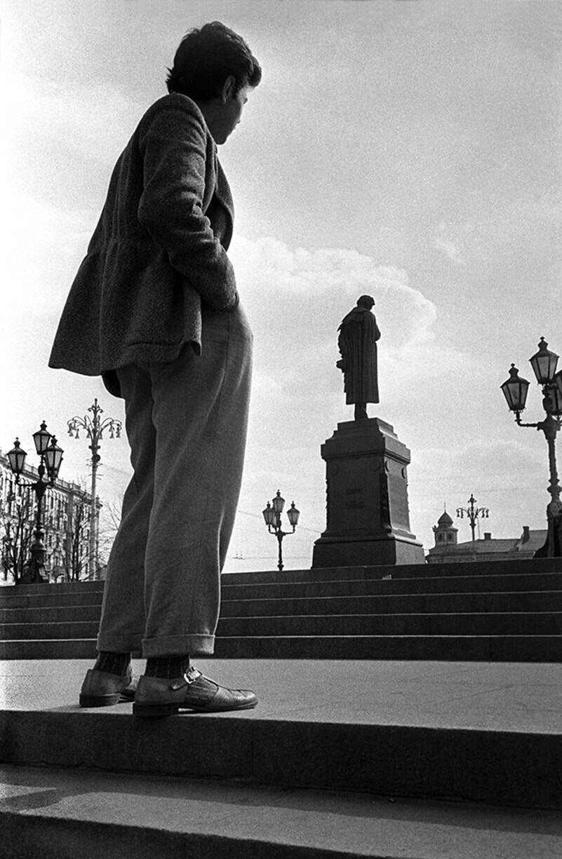 Рядом с Пушкиным, 1957. Фотограф Леонид Лазарев