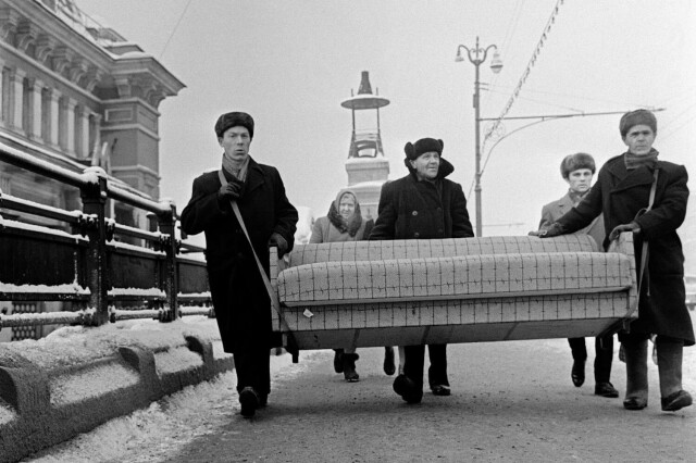 Диван купили. Москва, 1969. Фотограф Юрий Абрамочкин