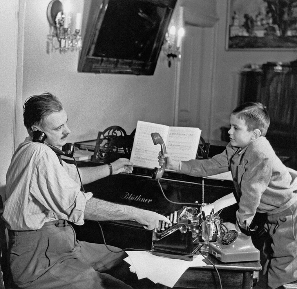 Поэт Сергей Михалков с сыном Никитой, 1952. Фотограф Дмитрий ...