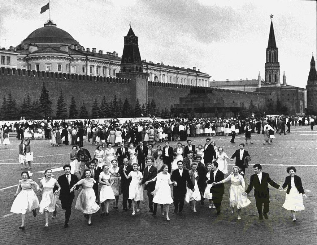 Выпускной, Красная площадь, 1960. Фотограф Дмитрий Бальтерманц