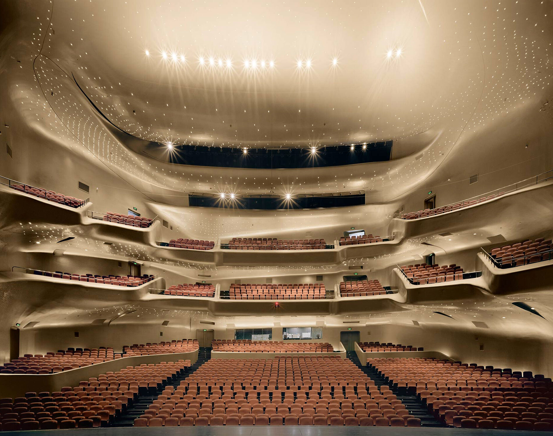 Оперный театр Гуанчжоу, Китай, спроектированный Захой Хадид, 2014 год. Фотограф Дэвид Левенти