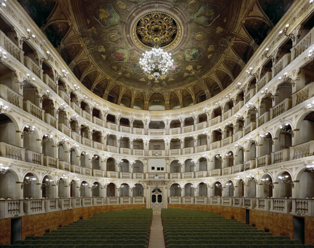 Муниципальный театр Флоренции, Италия, 2010 год. Фотограф Дэвид Левенти