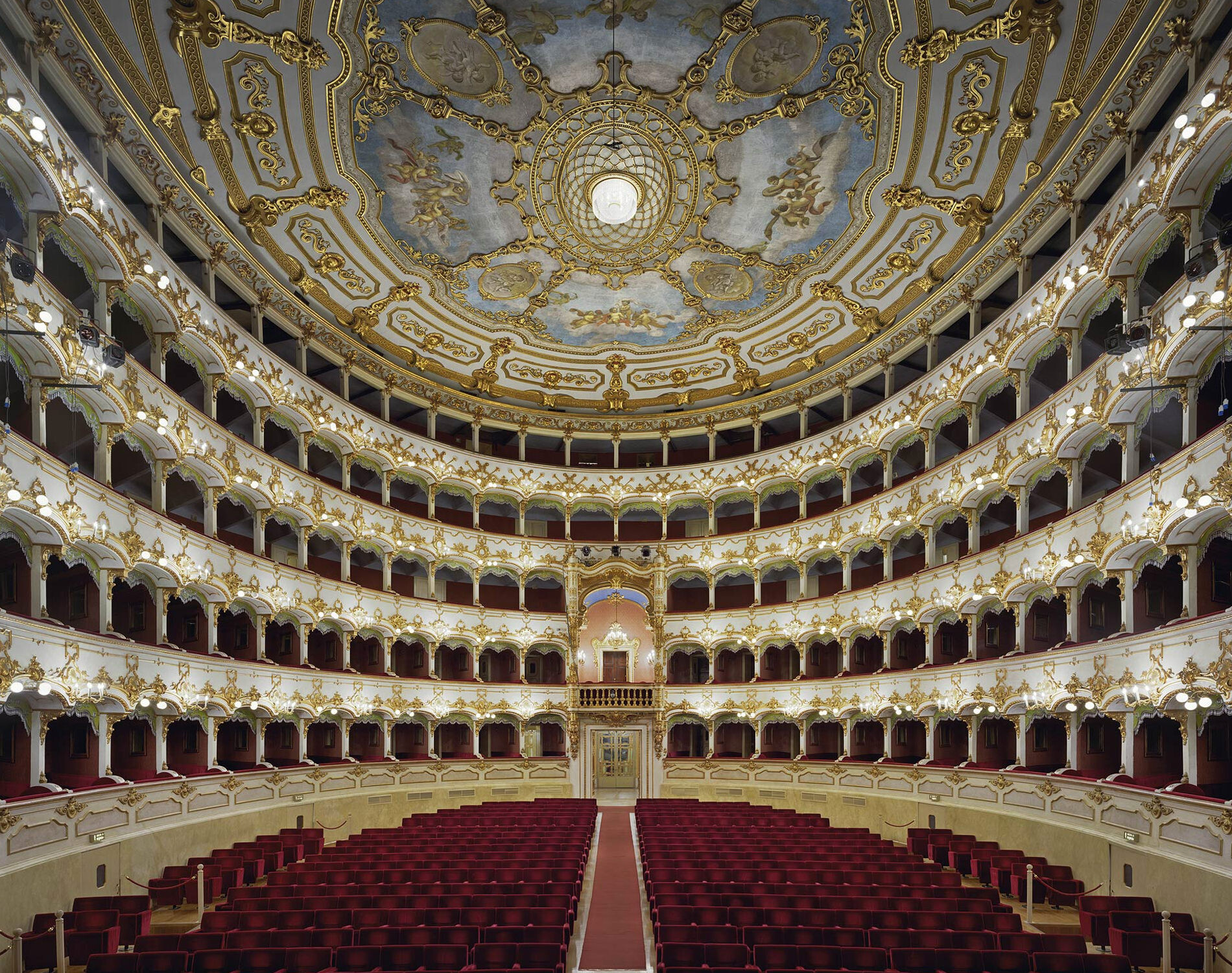 Муниципальный оперный театр, Пьяченца, Италия, 2010 год. Фотограф Дэвид Левенти