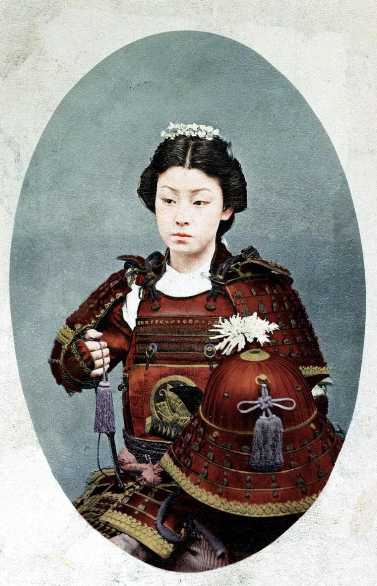 Раскрашенная фотография женщины-самурая конца 1800-х годов