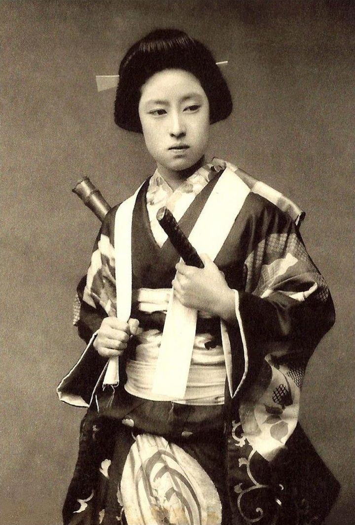 Фотография вероятнее всего актрисы или гейши в образе знаменитой женщины-самурая Накано Такэко