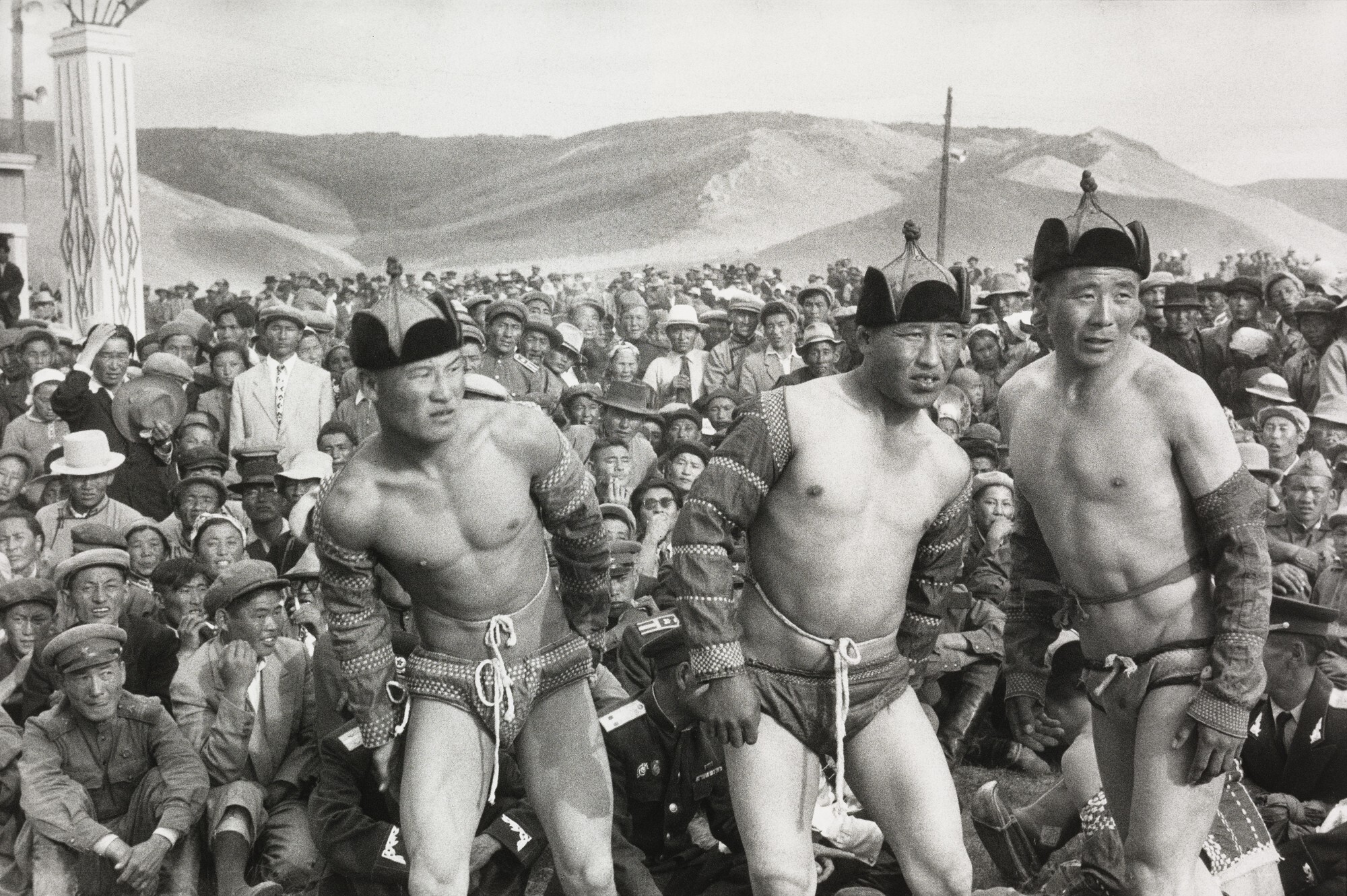 Борцы на празднике в День независимости. Улан-Батор, Монголия, 1958. Фотограф Анри Картье-Брессон