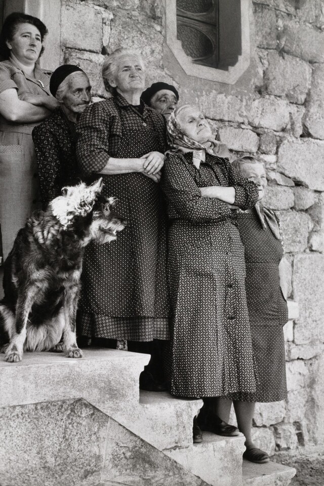 Слушая де Голля, недалеко от Обены, Франция, 1961. Фотограф Анри Картье-Брессон