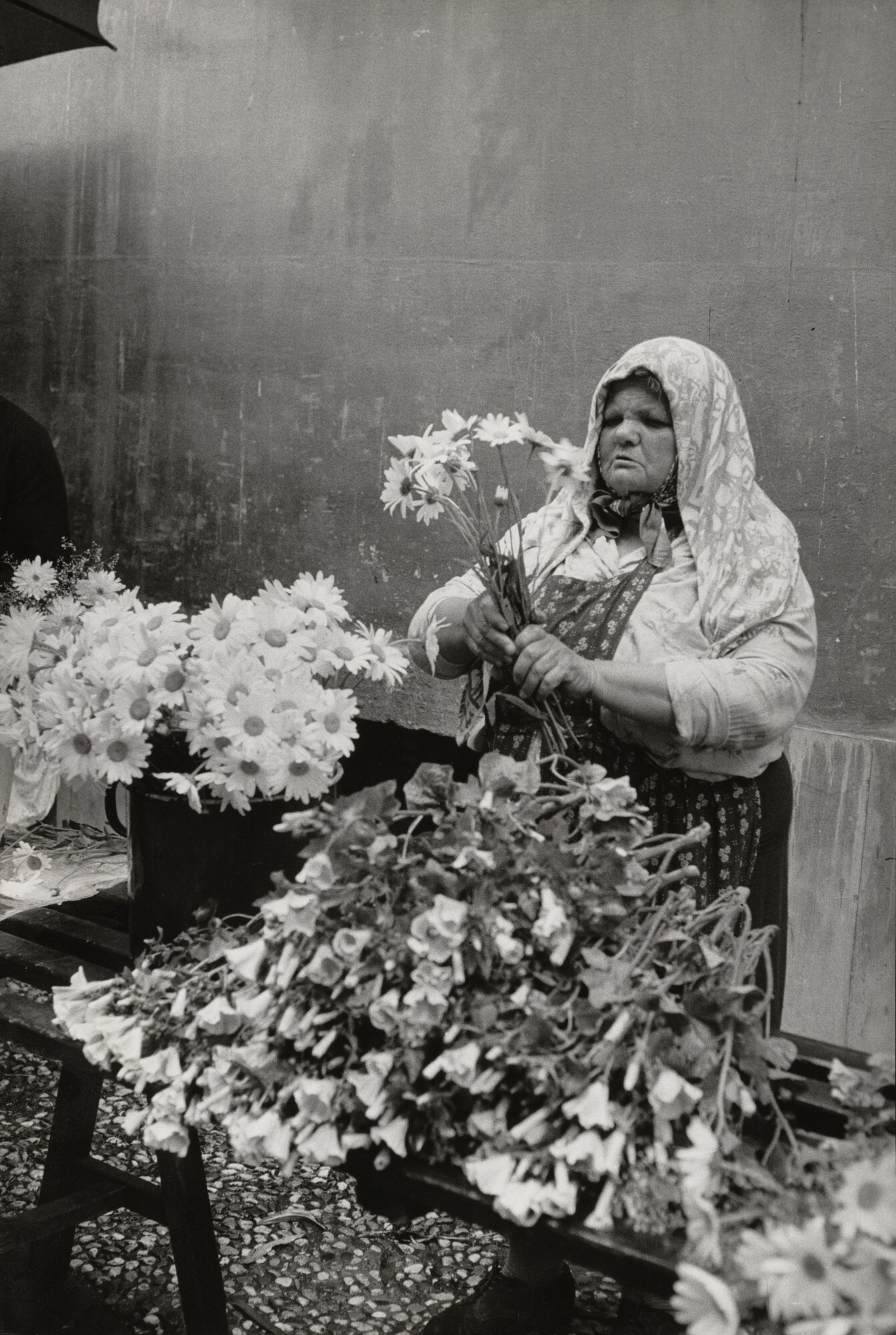 Цветочница, Загреб, 1965. Фотограф Анри Картье-Брессон