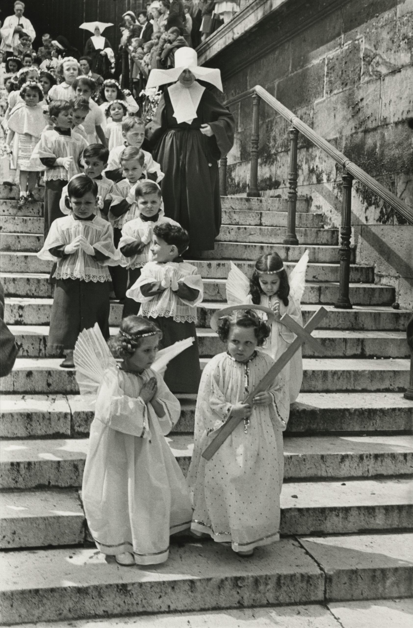 Праздник Тела и Крови Христовых, Париж, 1951. Фотограф Анри Картье-Брессон