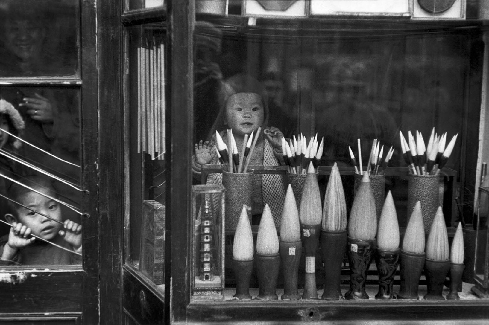 Витрина торговца кисточками, Пекин, 1948. Фотограф Анри Картье-Брессон