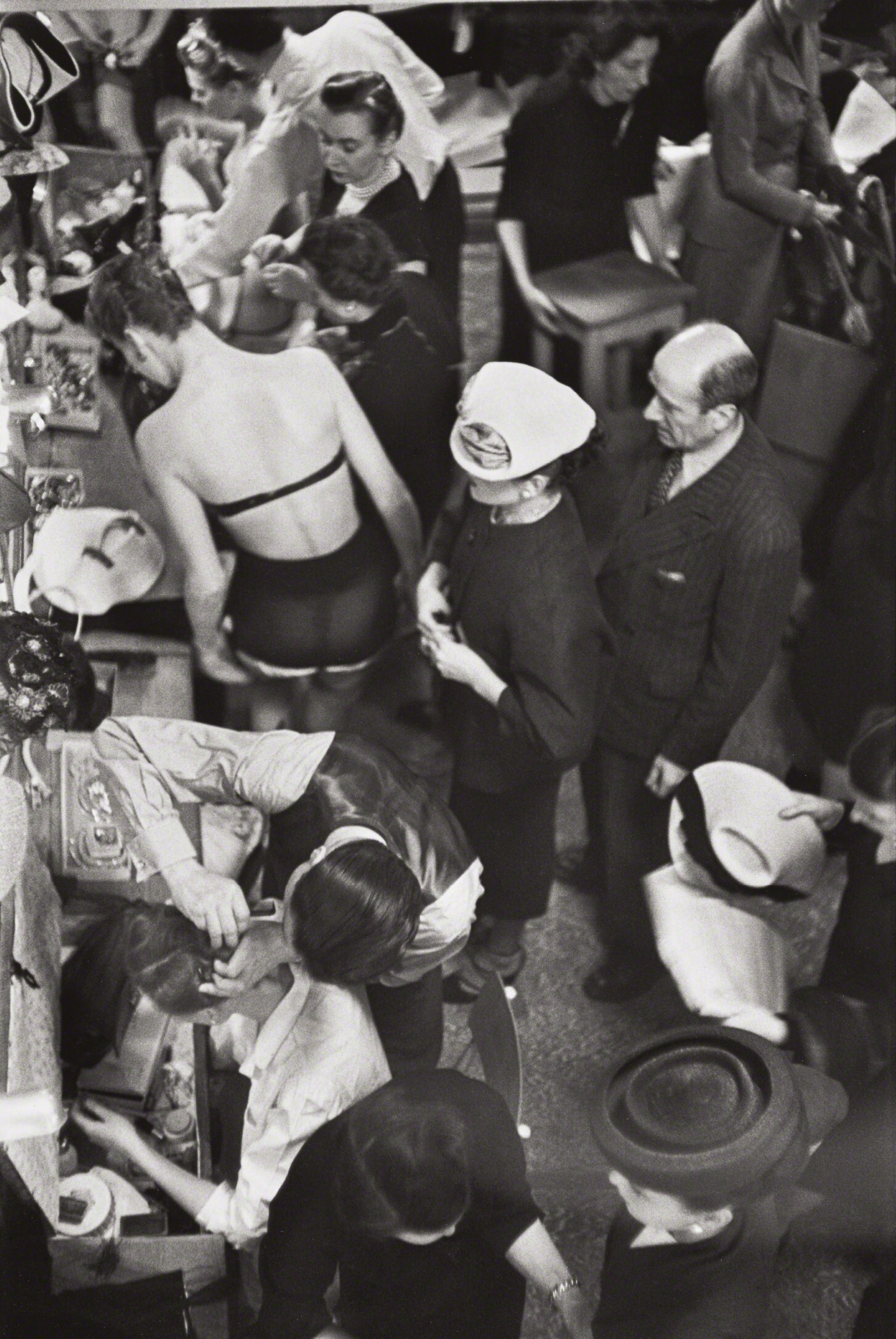 Переодевание во время показа Christian Dior, Париж, ок. 1947. Фотограф Анри Картье-Брессон